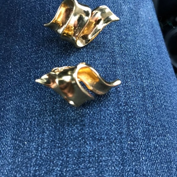AVON Gold ribbon clip on earrings signed lovely vintage dressy coquette jewelry - Picture 3 of 7